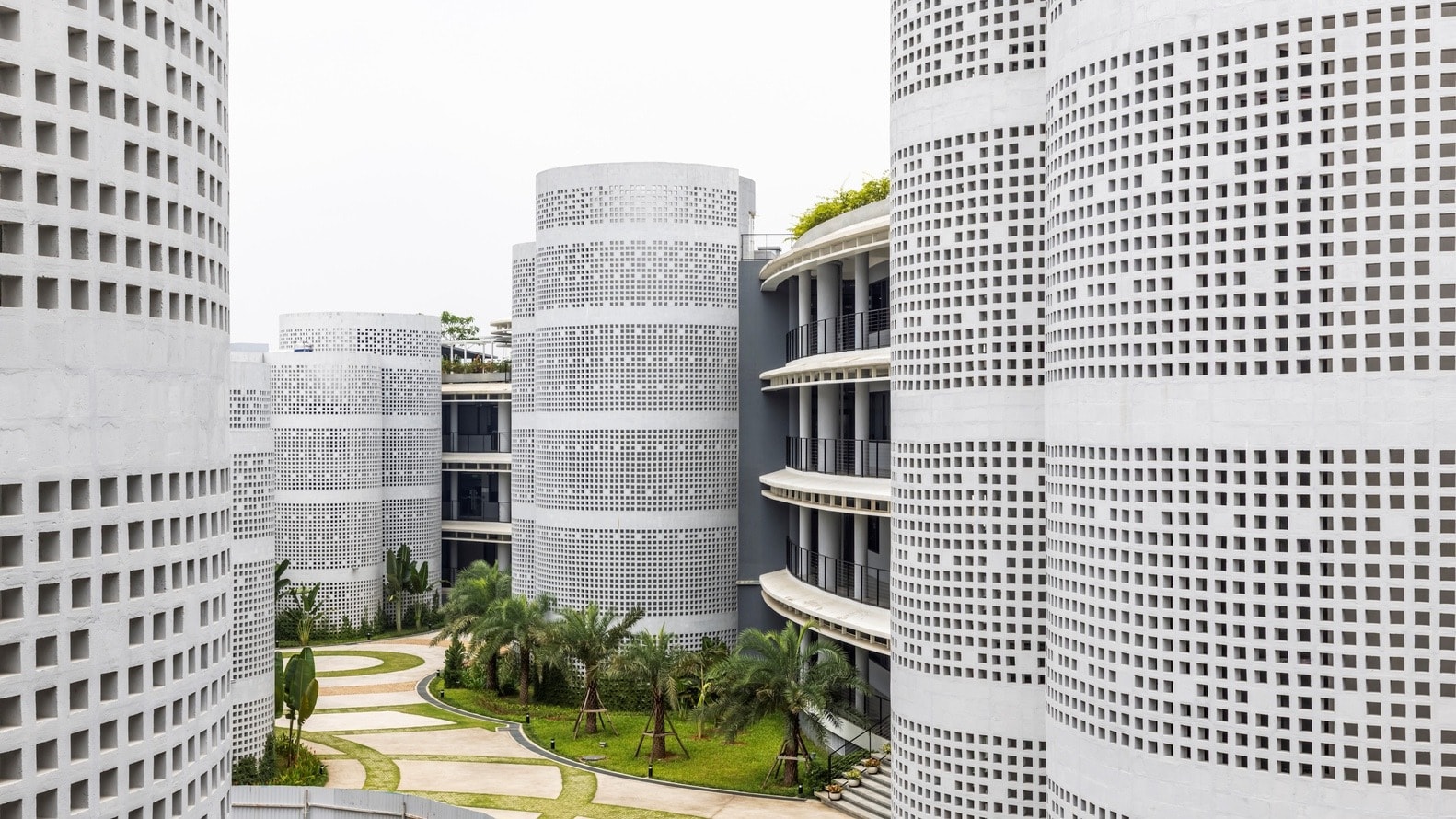 Việt Nam có Làng Vô Cực sở hữu kiến trúc thấp tầng độc đáo, tọa lạc tại ‘Thung lũng Silicon’ miền Bắc- Ảnh 2.