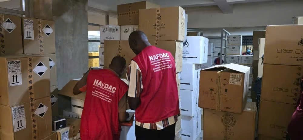 Công an đột kích một khu chợ, tịch thu một loạt thuốc và mỹ phẩm nhập lậu, triệt phá đường dây mua bán hàng giả với quy mô 25 tỷ đồng - ảnh 2