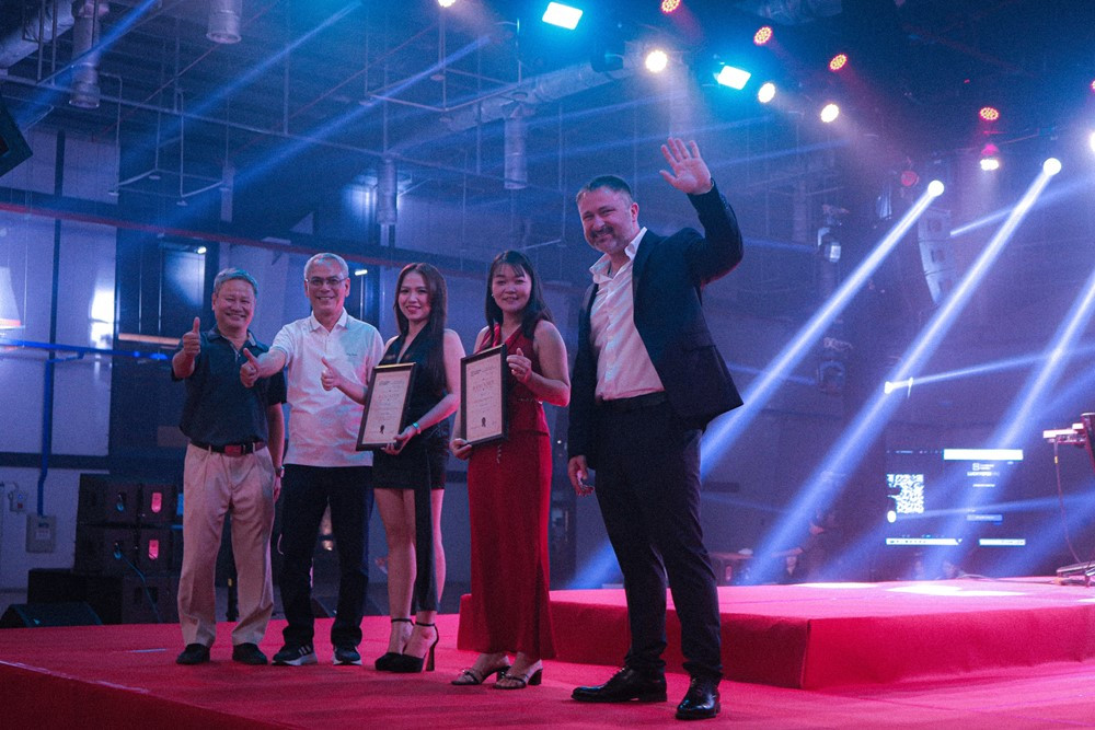 Một công ty tặng ô tô, xe máy điện cùng nhiều thiết bị giá trị cho 2.000 nhân viên trong tiệc tất niên - ảnh 3