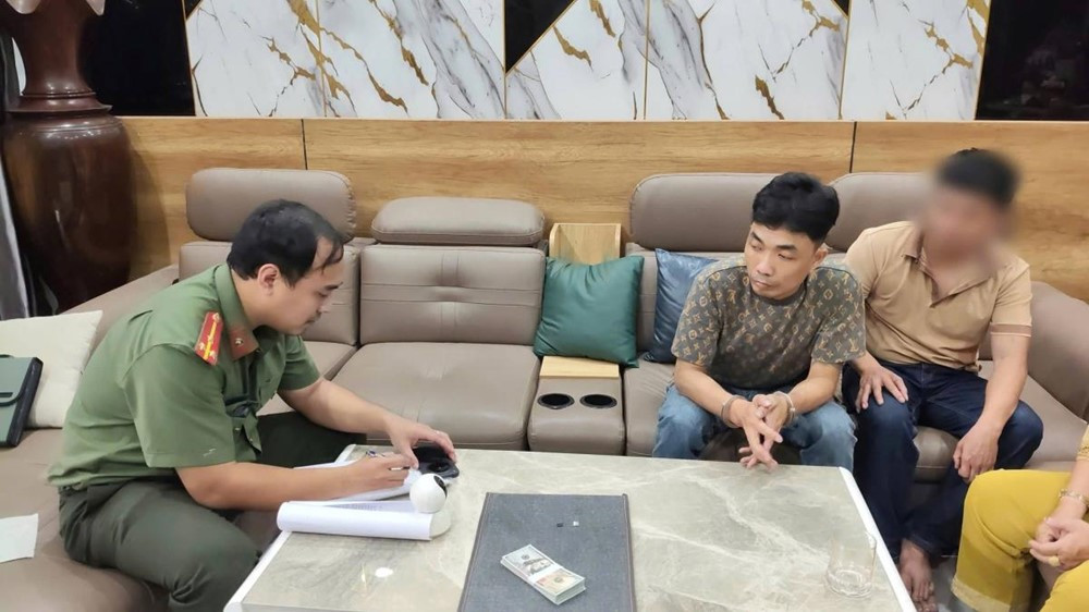 Khám xét khẩn cấp, bắt Lê Xuân Cương SN 2001, tịch thu 63 tờ mệnh giá 100 USD, 1 gói tinh thể và cân tiểu ly - ảnh 3