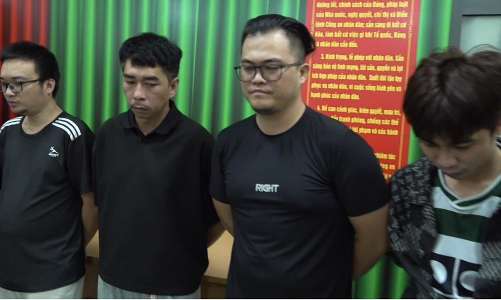 Khám xét khẩn cấp nhiều địa điểm, thu giữ lượng lớn tiền mặt, 1.563 bình kim loại, 3 kho bồn lớn, 12 xe ô tô, 5 xe máy, khởi tố 61 đối tượng - ảnh 1