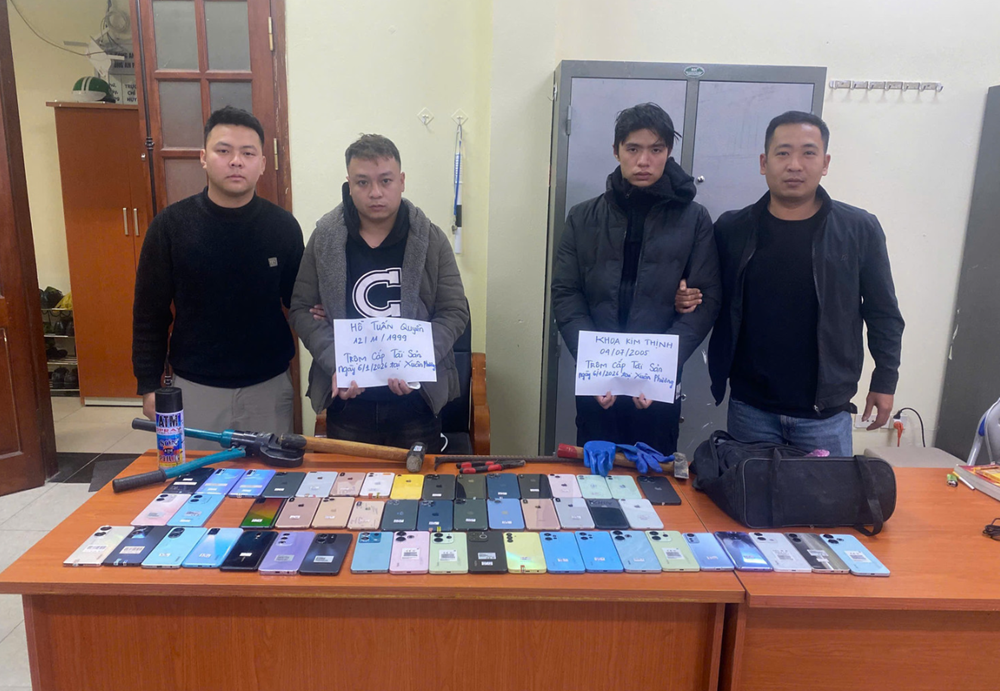 Bắt nóng Khoa Kim Thịnh SN 2005 và đồng bọn, thu giữ 51 điện thoại trị giá gần 300 triệu đồng - ảnh 1