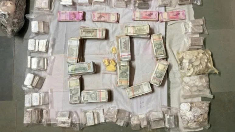 Khám xét khẩn cấp nhà môi giới chứng khoán, phát hiện 1,2kg vàng, 110kg bạc và tiền mặt chất đống trị giá hơn 10 tỷ đồng - ảnh 1