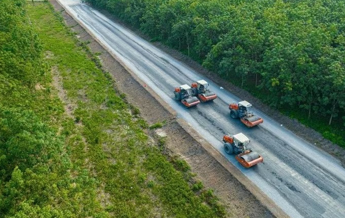 Con đường xuyên rừng cao su tại thành phố giàu nhất Việt Nam: Gặp khó khăn, phải lùi kế hoạch thông xe nửa năm- Ảnh 1.