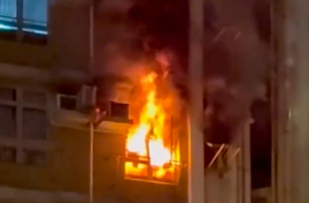 Cháy khu nhà ở nhiều tầng, hơn 300 người sơ tán khẩn cấp - ảnh 1