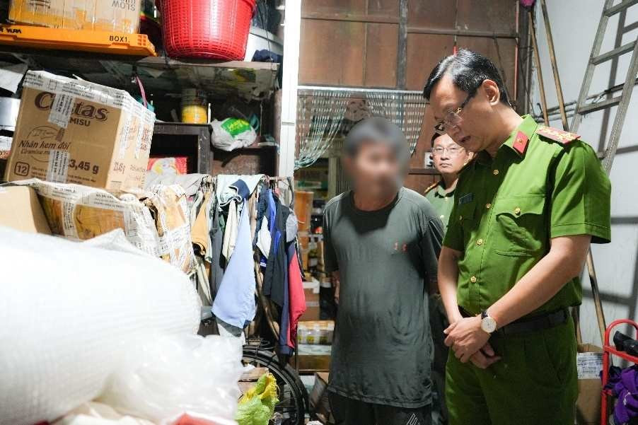 Khám xét khẩn cấp 3 địa điểm liên quan đến vợ chồng Giám đốc SN 1973, thu giữ hơn 130 lít nước hoa Chanel, Dior - ảnh 2