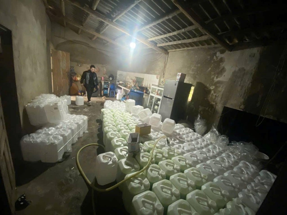 Kiểm tra đột xuất, phát hiện gần 900 lít rượu cốm không rõ nguồn gốc chuẩn bị tuồn ra phục vụ dịp Tết - ảnh 1