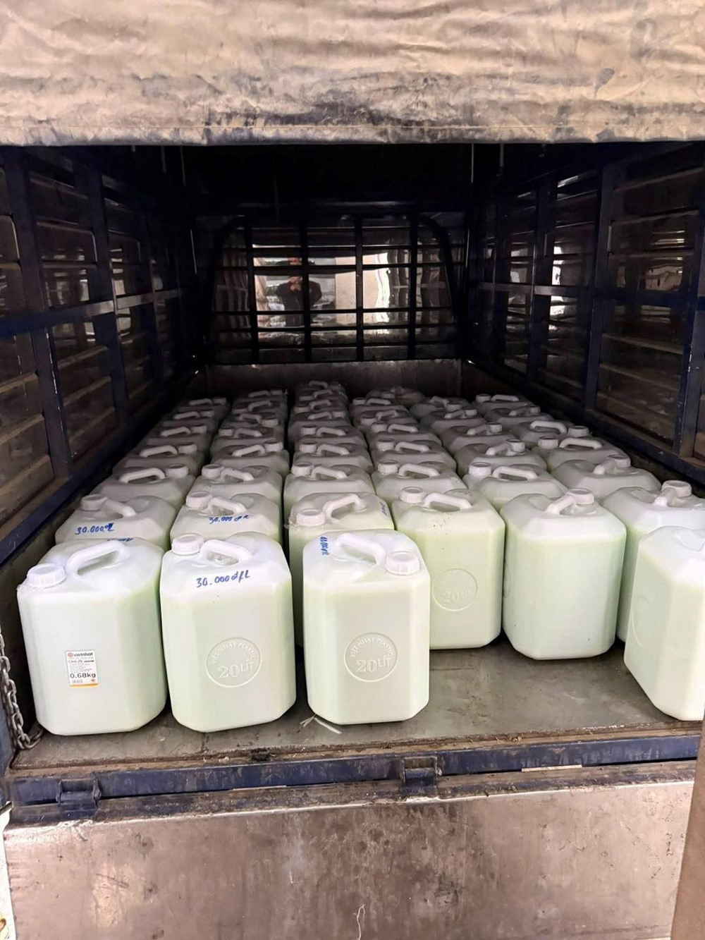 Kiểm tra đột xuất, phát hiện gần 900 lít rượu cốm không rõ nguồn gốc chuẩn bị tuồn ra phục vụ dịp Tết - ảnh 2