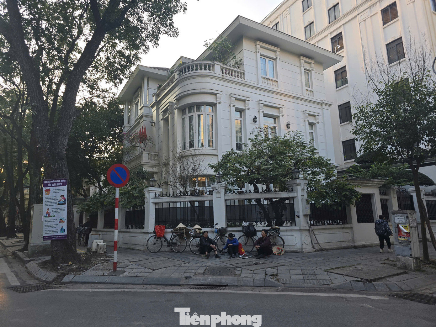 Một biệt thự hiếm hoi trên phố Hàng Chuối được chỉnh trang. Theo KTS Nguyễn Anh Tuấn (Cty ATH Homes), việc bảo tồn biệt thự cổ chỉ thành công khi biến được chính giá trị cổ kính đó thành giá trị kinh tế. Nếu không, việc “xóa sổ” các biệt thự cũ chỉ là vấn đề thời gian. tp-7411925625421-3cb160d879ea3ea870d23226eab2146f.jpg