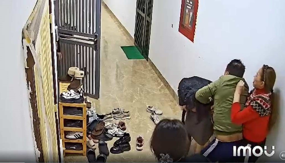 Người phụ nữ hành hung hàng xóm trong chung cư Hà Nội bị công an triệu tập - ảnh 1