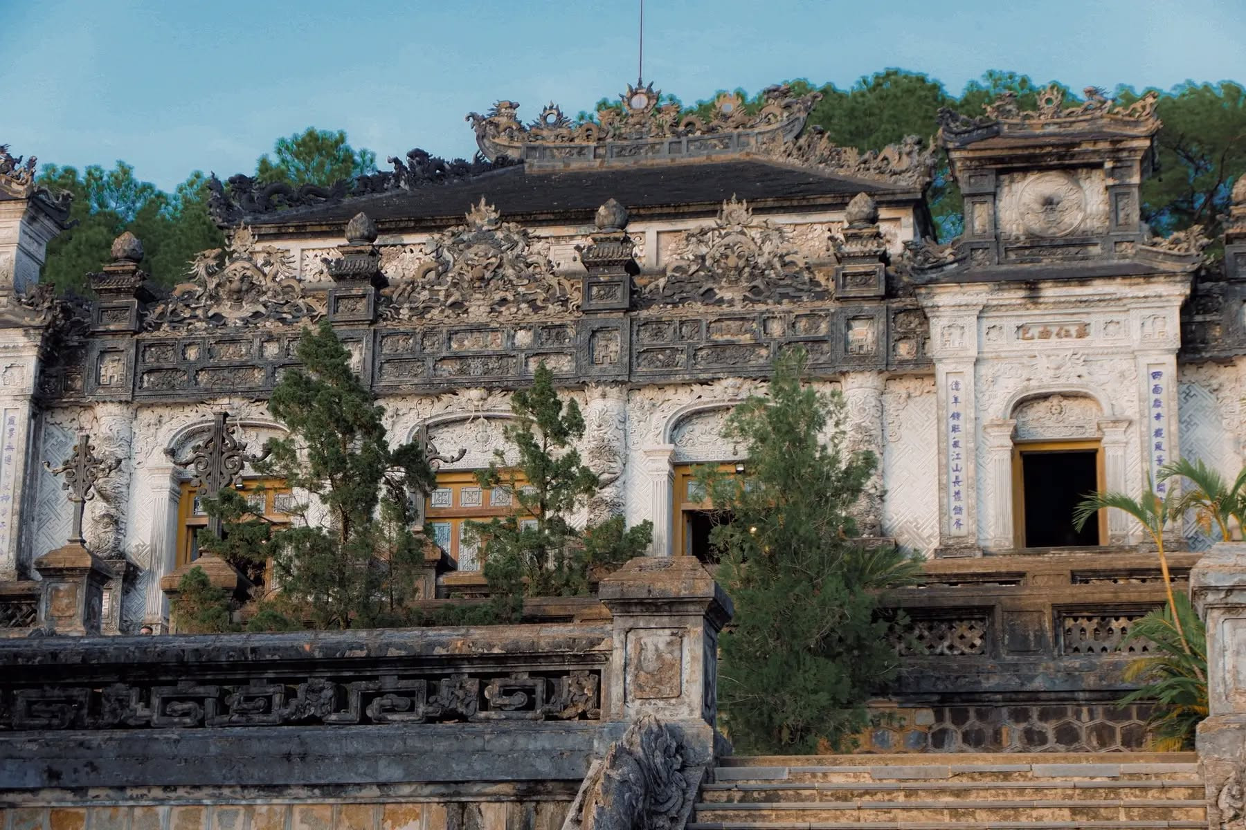 Công trình an táng của vị hoàng đế thứ 12 triều Nguyễn: Xây suốt 11 năm, kiến trúc Đông Tây độc bản giữa cố đô Huế- Ảnh 4.