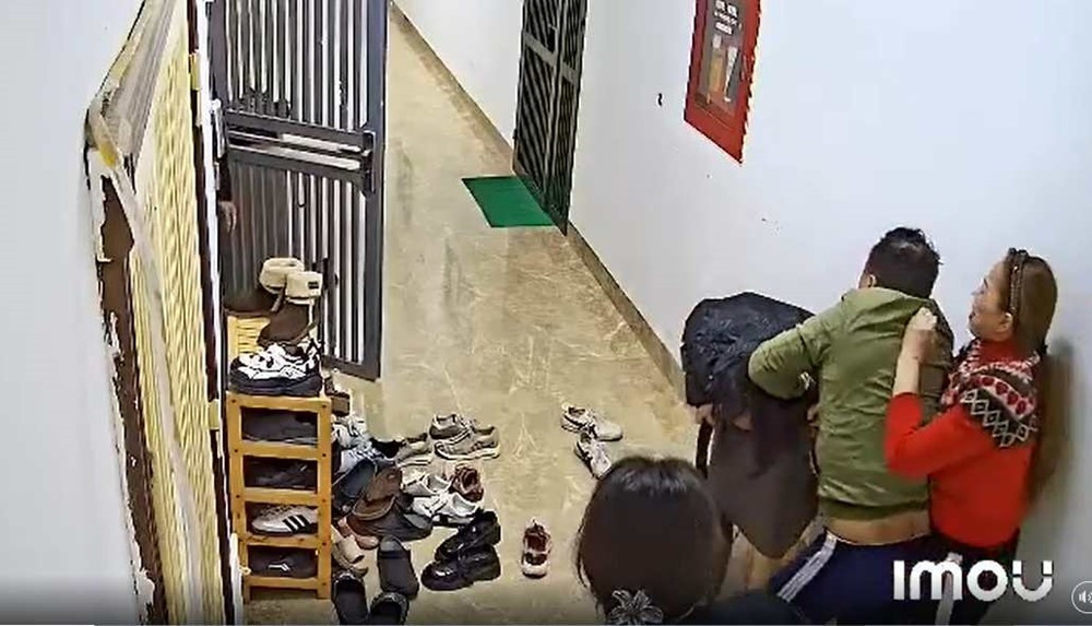 Người phụ nữ hành hung hàng xóm trong chung cư Hà Nội bị công an triệu tập