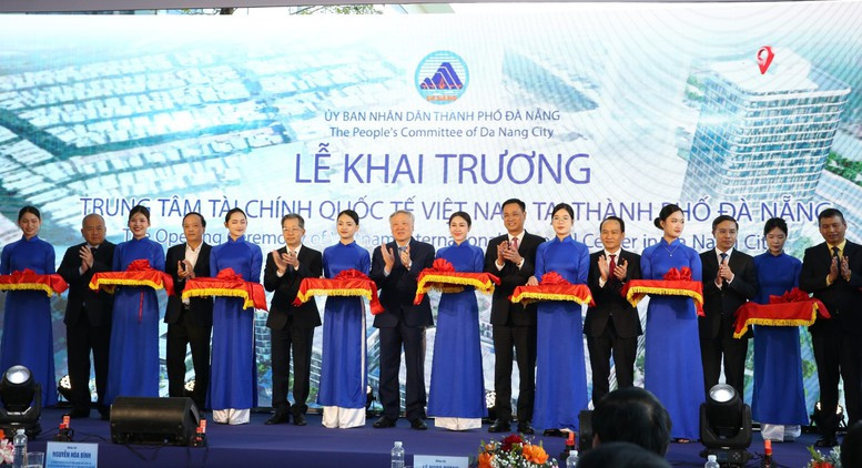 Phó Thủ tướng Thường trực Chính phủ Nguyễn Hòa Bình cùng các đại biểu thực hiện nghi thức khai trương Trung tâm Tài chính Quốc tế Việt Nam tại TP. Đà Nẵng. Nguồn ảnh: Báo Chính phủ