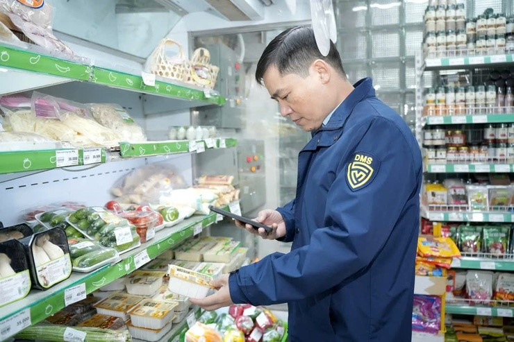 Một siêu thị tại Hà Nội bị phát hiện cá hồi, thịt cua không có nhãn mác, thời gian sản xuất và hạn sử dụng - ảnh 1