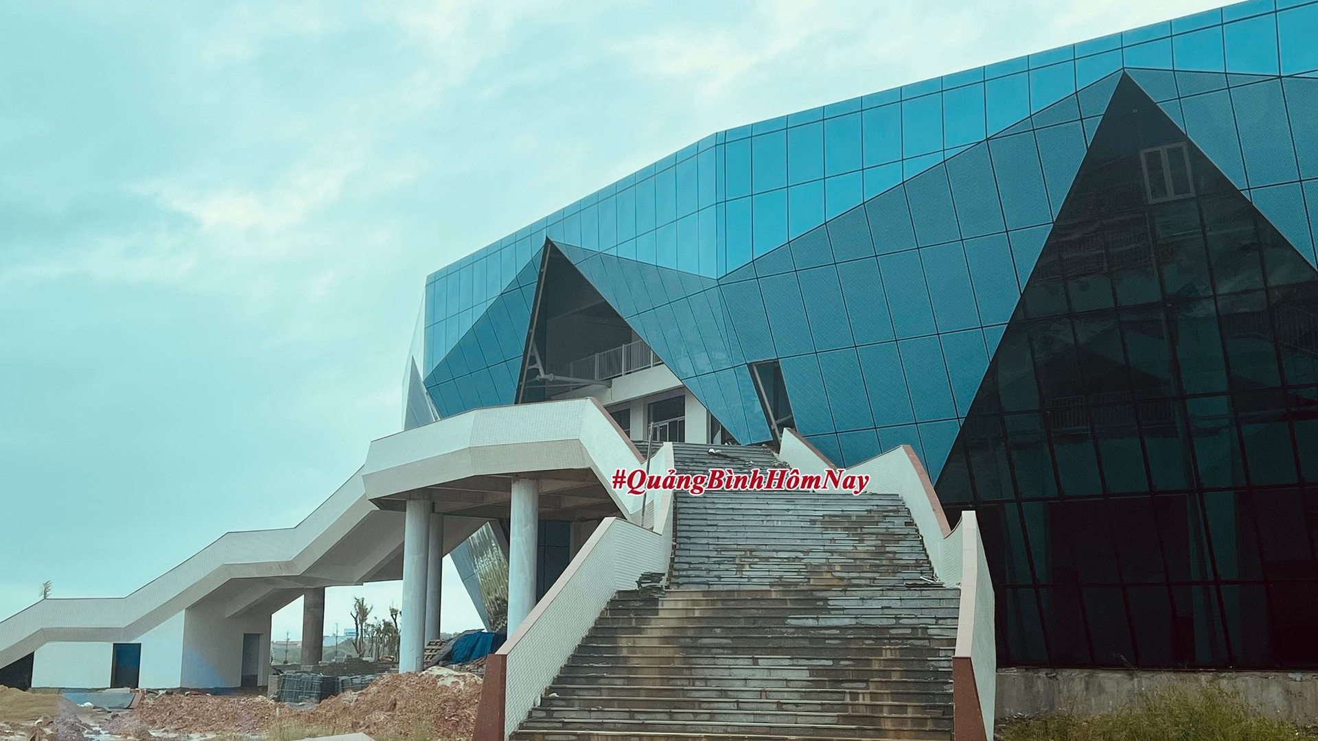 Nhà thi đấu hình kim cương duy nhất tại Việt Nam: Nằm tại tỉnh hẹp nhất với sân vận động 2.500 chỗ- Ảnh 2.