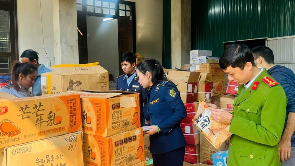 Kiểm tra một cơ sở, thu giữ 1.300 thùng bánh kẹo, rong biển không rõ nguồn gốc - ảnh 2