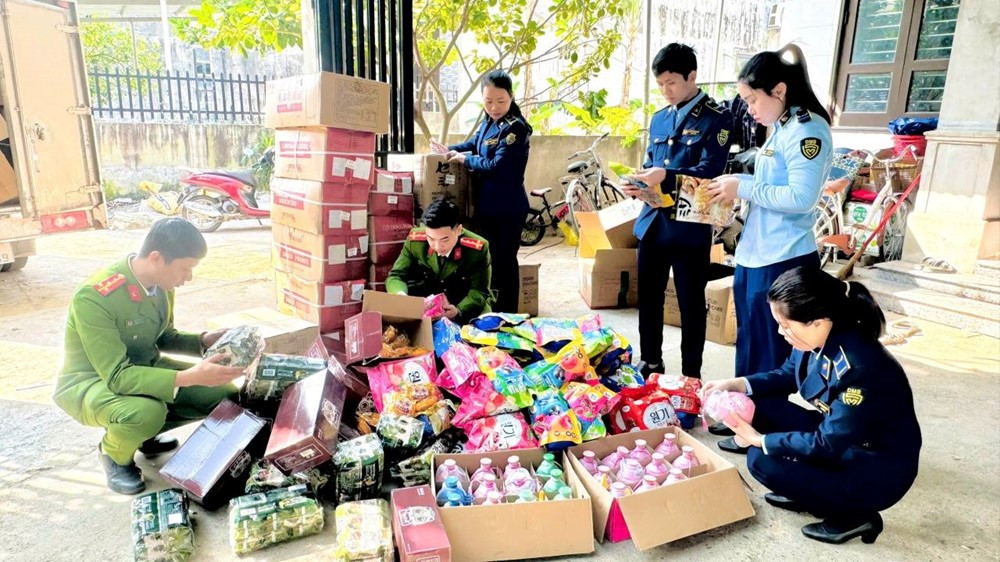 Kiểm tra một cơ sở, thu giữ 1.300 thùng bánh kẹo, rong biển không rõ nguồn gốc - ảnh 3