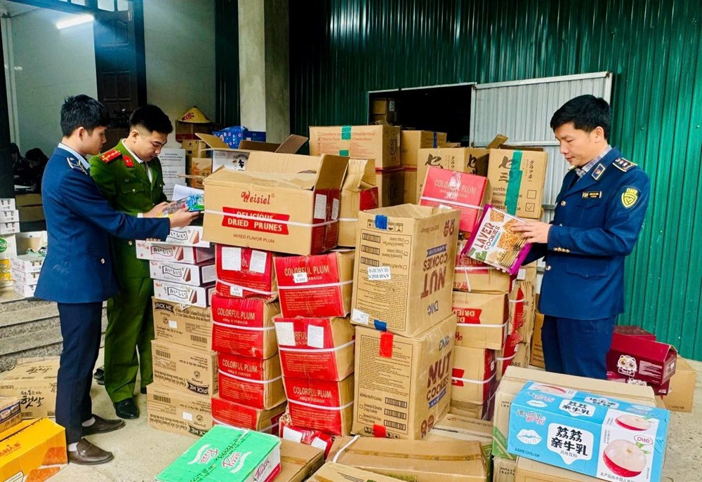 Kiểm tra một cơ sở, thu giữ 1.300 thùng bánh kẹo, rong biển không rõ nguồn gốc - ảnh 1