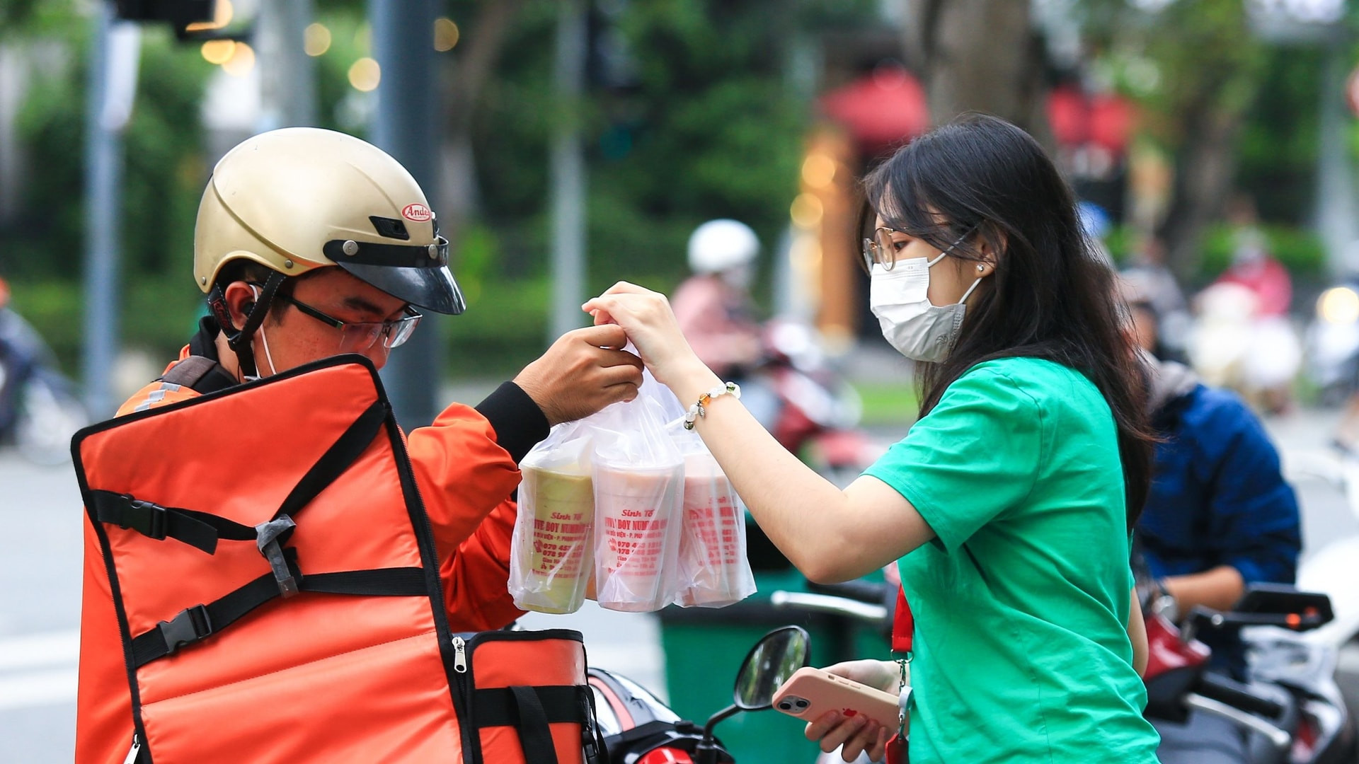'Săn việc Tết' rầm rộ: Lương gấp 3, doanh nghiệp tuyển người ồ ạt, cơ hội 'hốt bạc' trong tầm tay