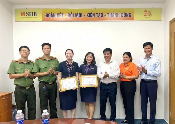 Bà H. đến ngân hàng SHB tất toán sổ tiết kiệm 1,1 tỷ đồng, nhân viên báo công an còn được tặng bằng khen - ảnh 1