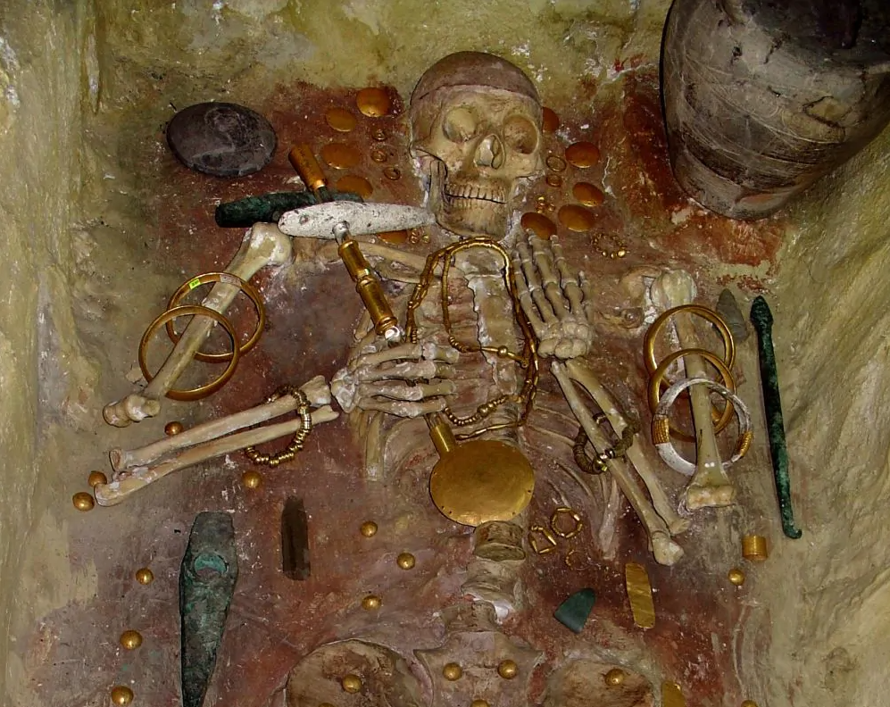 Phong tỏa khẩn cấp, thu giữ 6,5kg vàng do người lái máy xúc phát hiện - ảnh 1