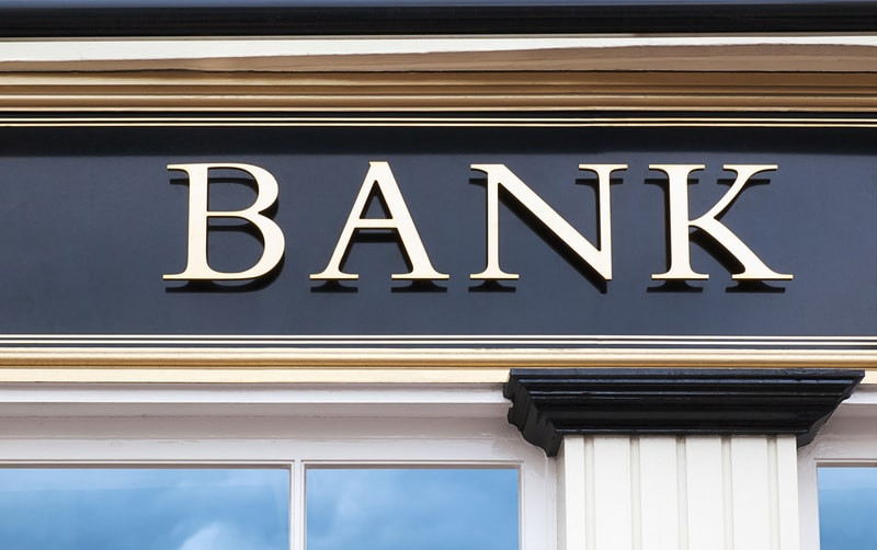 Giữa cuộc đua huy động, một ngân hàng bất ngờ hạ lãi suất