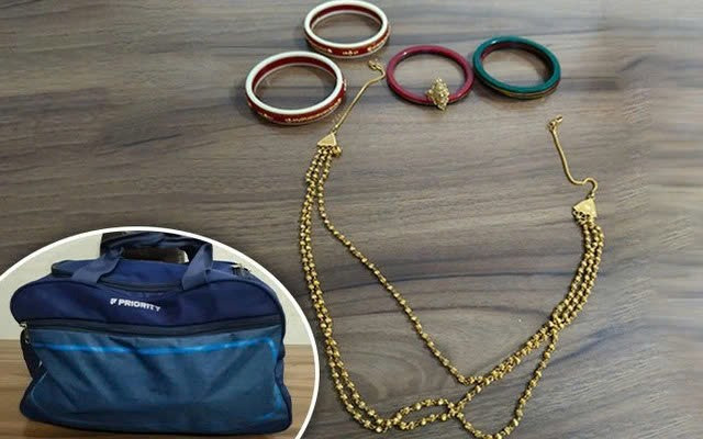 Nữ lao công nộp chiếc túi cũ chứa 450 chỉ vàng cho cảnh sát, 1 ngày sau được mời lên nhận thưởng - ảnh 1