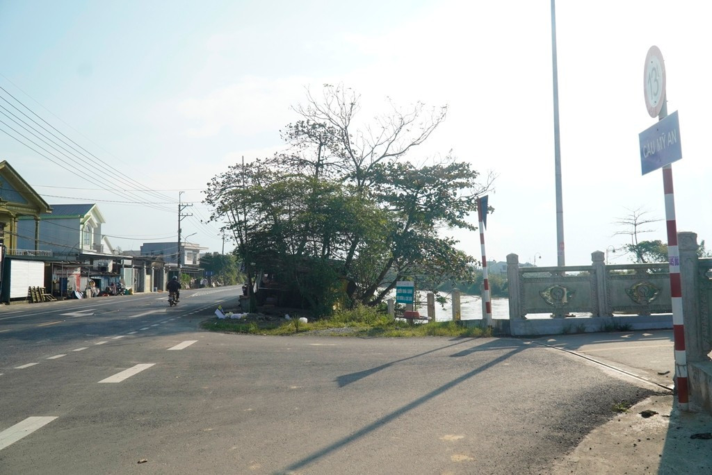 Đoạn mở rộng nút thắt cổ chai từ cầu Mỹ An ra quốc lộ 49 phía bên phải hướng Thuận An - trung tâm Huế vẫn chưa thể thi công. dsc4913.jpg