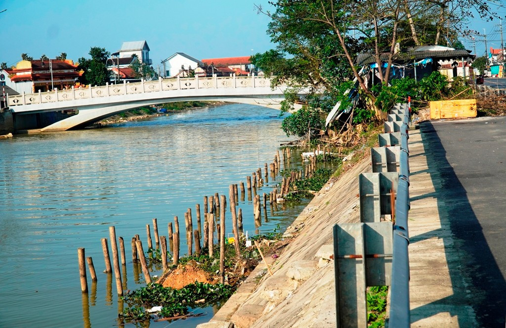 Đoạn bờ kè bê tông còn lại ven bờ nam sông Phổ Lợi đoạn gần cầu Mỹ An trong cảnh dang dở, cọc cừ nằm chỏng chơ. dsc4927.jpg