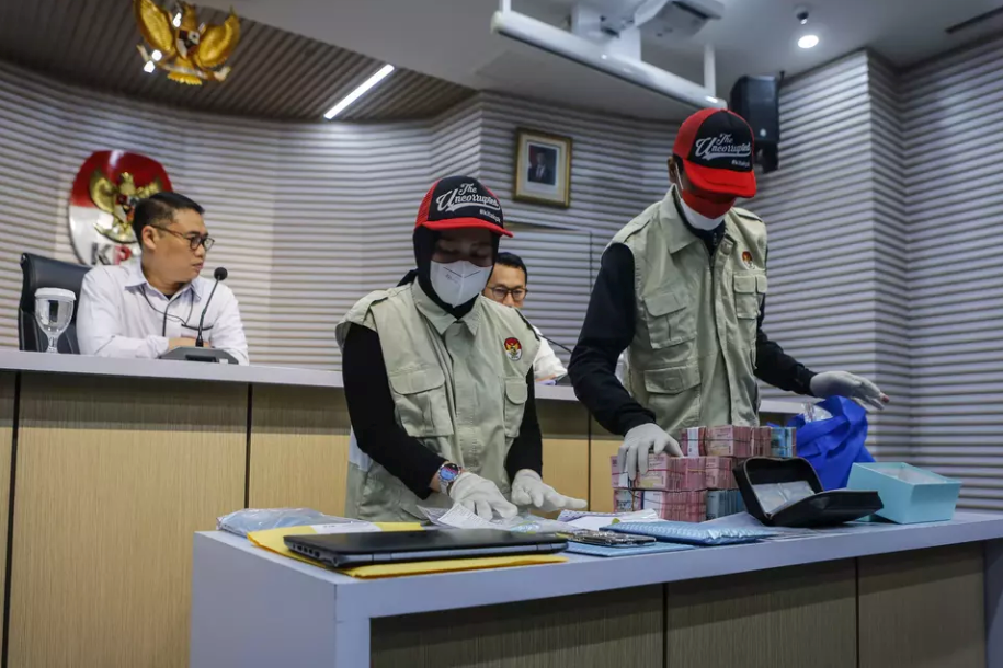 Khởi tố 3 quan chức ăn hối lộ hơn 6 tỷ đồng, thu giữ nhiều tiền, vàng - ảnh 4