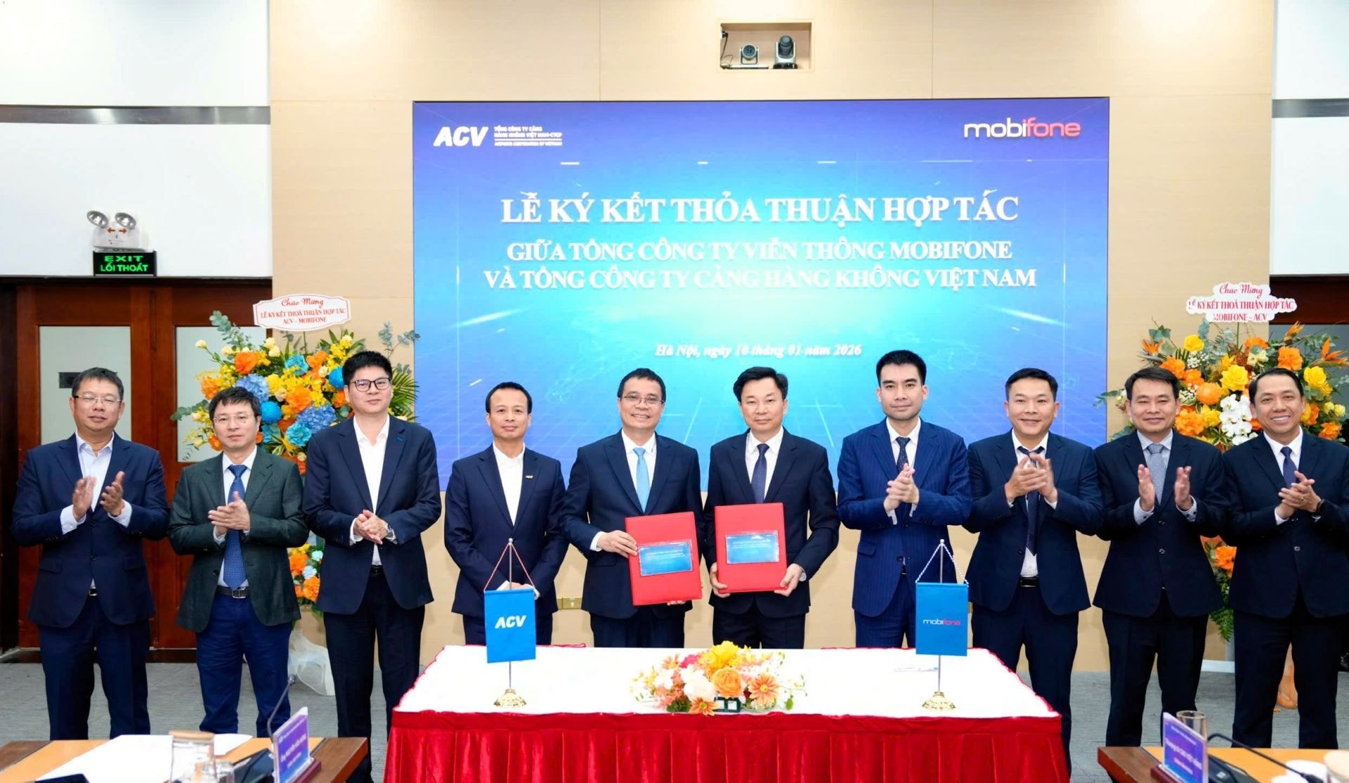 Đại diện Lãnh đạo ACV và MobiFone thực hiện ký kết thỏa thuận hợp tác, mở ra giai đoạn phát triển mới về hạ tầng 5G tại các sân bay trọng điểm