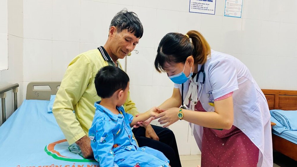 Dịch sốt xuất huyết và tay chân miệng diễn biến phức tạp, Bộ Y tế phát cảnh báo - ảnh 2