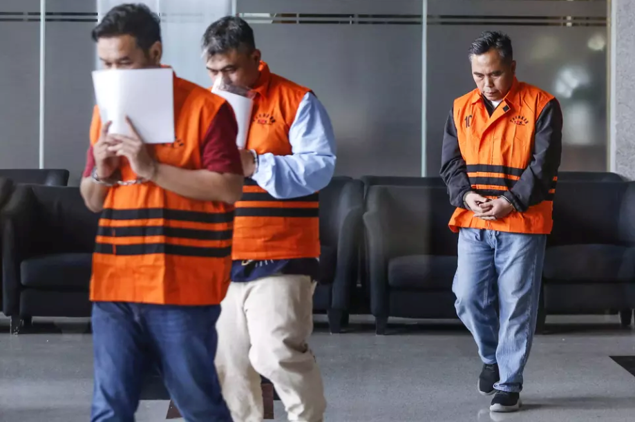 Khởi tố 3 quan chức ăn hối lộ hơn 6 tỷ đồng, thu giữ nhiều tiền, vàng - ảnh 1