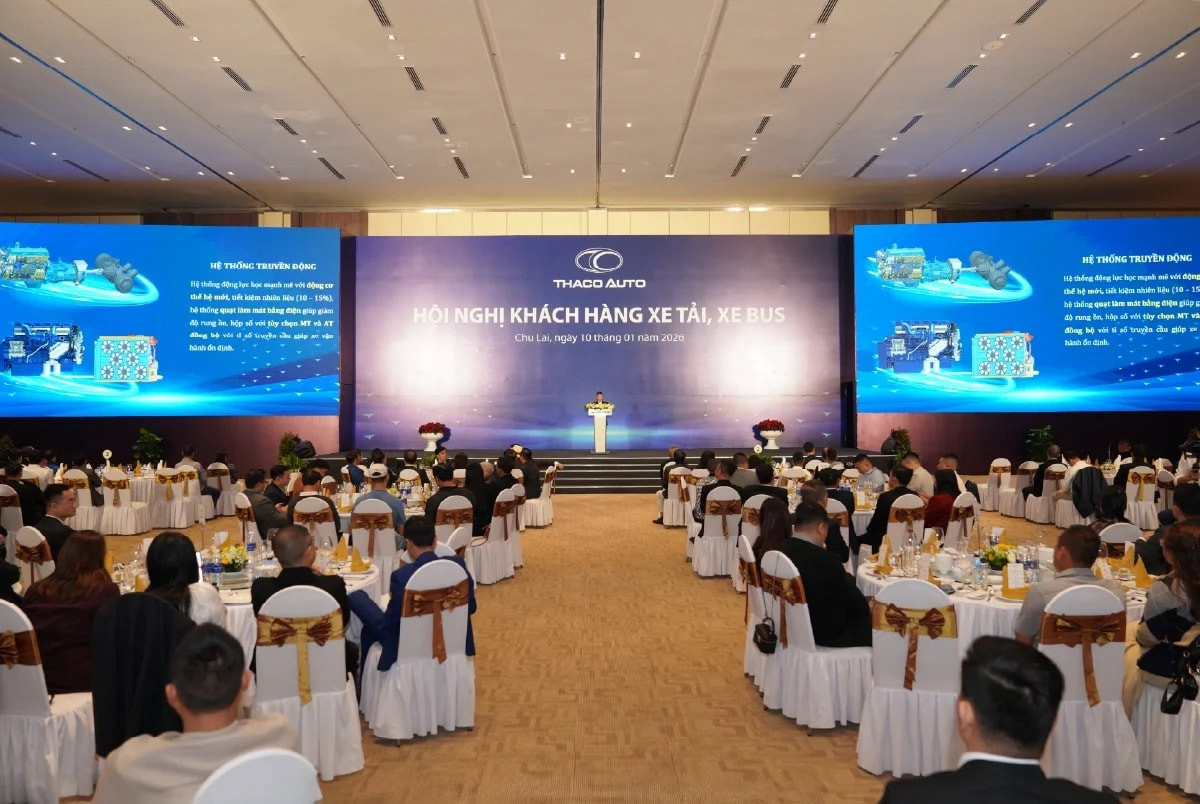 ong-nguyen-quang-bao-tgd-thaco-auto-phat-bieu-tai-hoi-nghi-khach-hang-xe-tai-xe-bus.jpeg