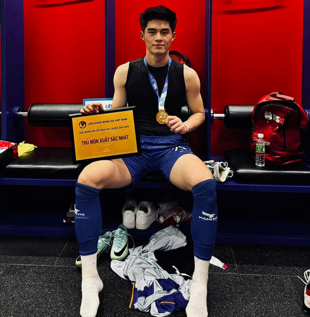 Chân dung 'Người nhện' của U23 Việt Nam: Cao 1m90, quê gốc Hưng Yên, trưởng thành từ 'lò' đạo tạo bóng đá nổi tiếng - ảnh 3