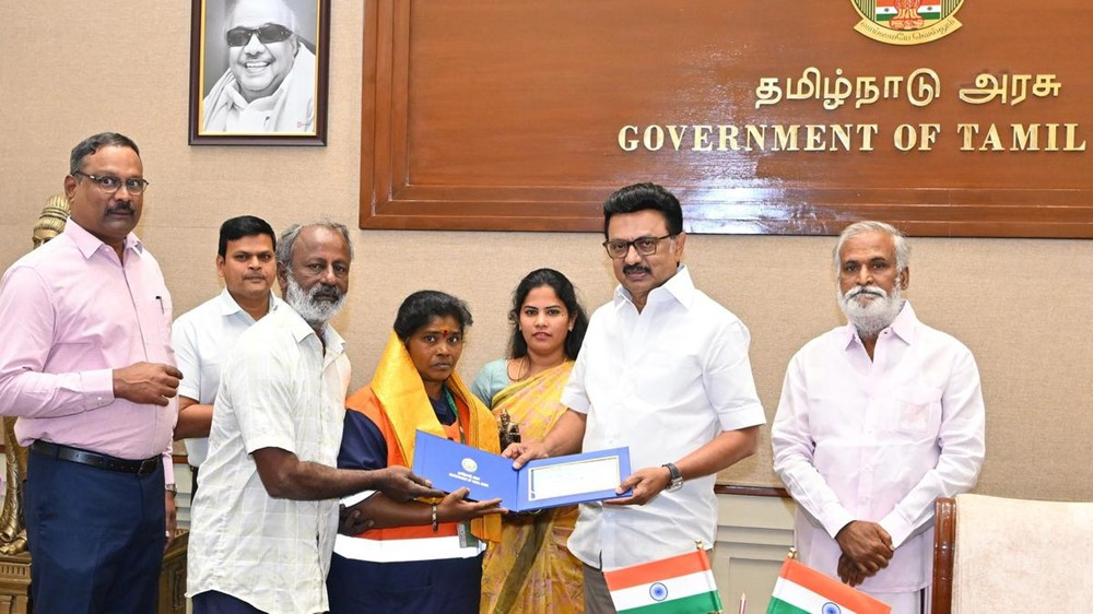 Nữ lao công nộp chiếc túi cũ chứa 450 chỉ vàng cho cảnh sát, 1 ngày sau được mời lên nhận thưởng - ảnh 2