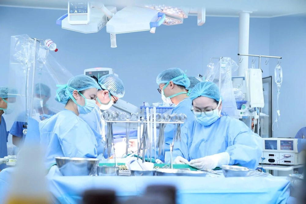 Hàng chục y bác sĩ cúi đầu mặc niệm nữ điều dưỡng hiến gan, thận và giác mạc cứu sống nhiều người - ảnh 2
