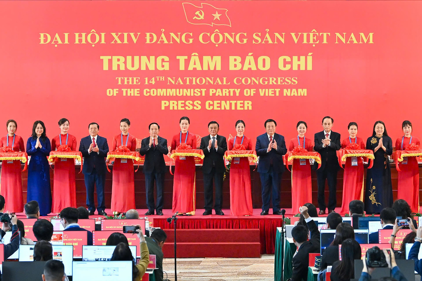 Thường trực Ban Bí thư Trần Cẩm Tú và các đại biểu cắt băng khánh thành Trung tâm Báo chí Đại hội XIV của Đảng. Ảnh: Như Ý. tienphong-141khaitruong.jpg