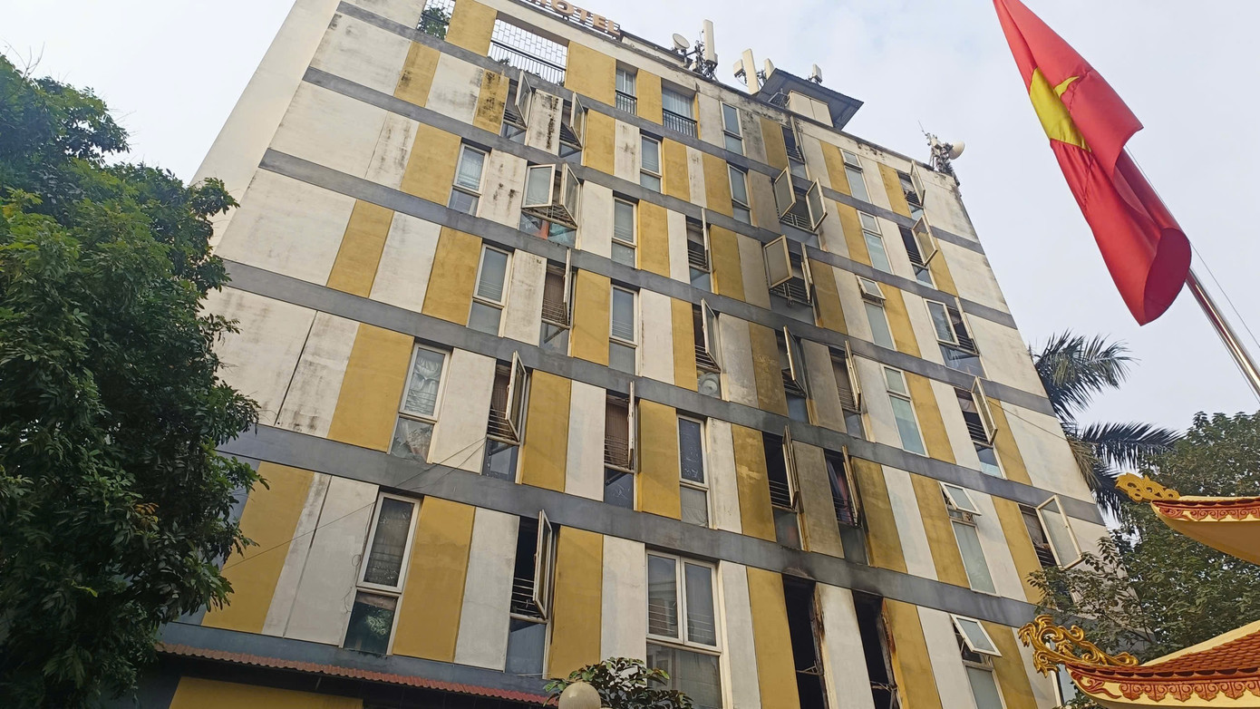 Lực lượng chức năng đã điều động 6 xe chữa cháy, 1 xe thang, 1 xe tải chở phương tiện và 1 xe chỉ huy chữa cháy của Đội Chữa cháy và cứu nạn, cứu hộ khu vực số 4, 13, 15 và 31 - Phòng Cảnh sát PCCC&CNCH - Công an Thành phố cùng khoảng 50 cán bộ chiến sĩ nhanh chóng tới hiện trường triển khai chữa cháy và cứu nạn, cứu hộ. gen-h-z7428671439019-992faf543fc10a9d33670a54fd7c0bb4.jpg