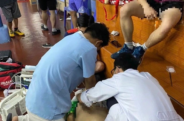 Huấn luyện viên cầu lông đột tử trên sân - ảnh 1