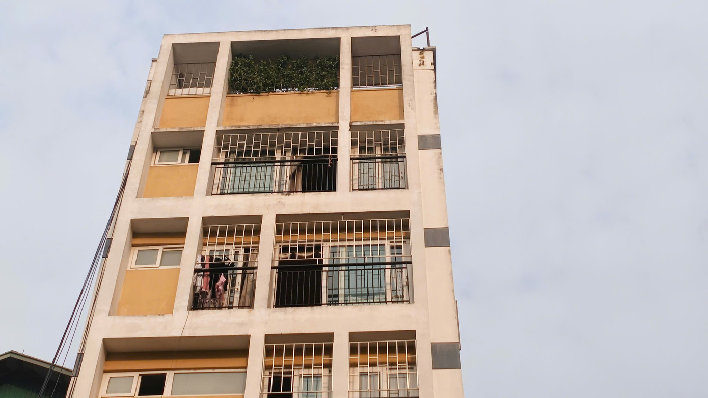 Khu vực xảy ra cháy tại phòng nghỉ tại tầng 3 của nhà trọ cao tầng, diện tích khoảng 136 m2. Ngay sau khi đến đám cháy, lực lượng Cảnh sát PCCC và CNCH đã triển khai đội hình chữa cháy và cứu nạn cứu hộ, tổ chức chữa cháy, kịp thời ngăn chặn đám cháy phát triển lên các tầng. gen-h-z7428671468727-f93a5677d4109c0132c02d8507e823df.jpg