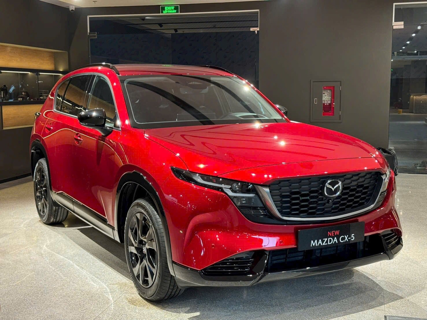 mazda-cx-5-the-he-moi-flagship-showroom.jpg