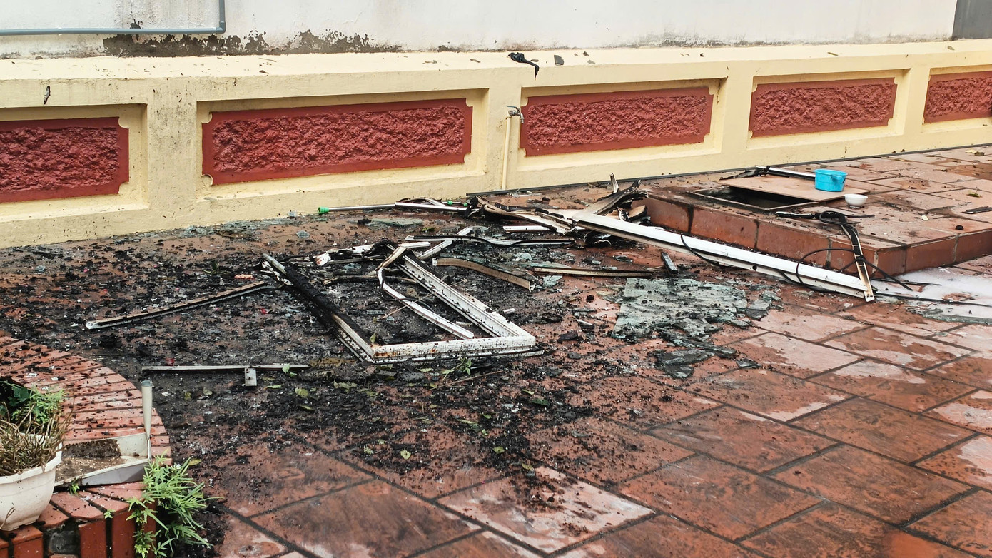 Sau một thời gian nỗ lực tổ chức chữa cháy và cứu nạn, cứu hộ, đến 2h10 cùng ngày, lực lượng Cảnh sát PCCC&CNCH đã dập tắt hoàn toàn đám cháy, ngăn chặn đám cháy không để cháy lan sang các hộ dân xung quanh. gen-h-z7428671429800-363e76388202216d5470fbbd1b9c549e.jpg
