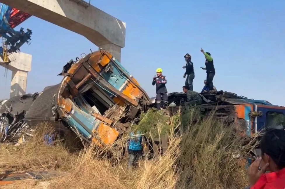 Hiện trường tai nạn thảm khốc: Tàu cao tốc đâm sầm vào cần cẩu khiến 22 người thiệt mạng, 79 nạn nhân bị thương - ảnh 2