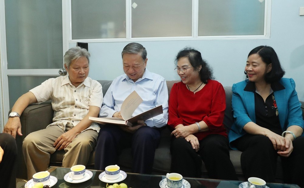 Danh họa tài hoa vẽ Quốc huy của Việt Nam: Từng thiết kế hàng loạt mẫu tiền tệ và huân chương cao quý, được truy tặng Giải thưởng Hồ Chí Minh - ảnh 2