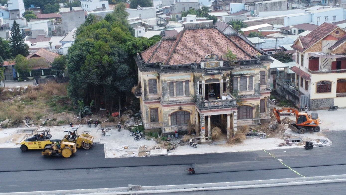 Đường ven sông gần 5km chính thức thông xe, căn nhà cổ trăm năm tuổi từng vướng quy hoạch vẫn 'sừng sững'- Ảnh 2.