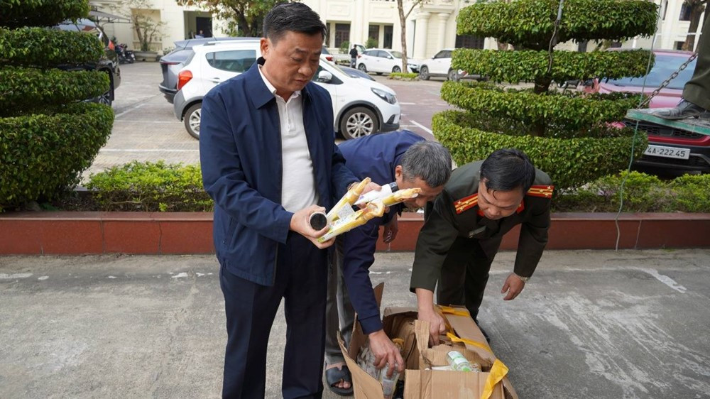 100 cảnh sát khám xét khẩn cấp nhiều cơ sở ở Ninh Bình, Hà Nội, thu giữ 25 tấn mỹ phẩm - ảnh 2