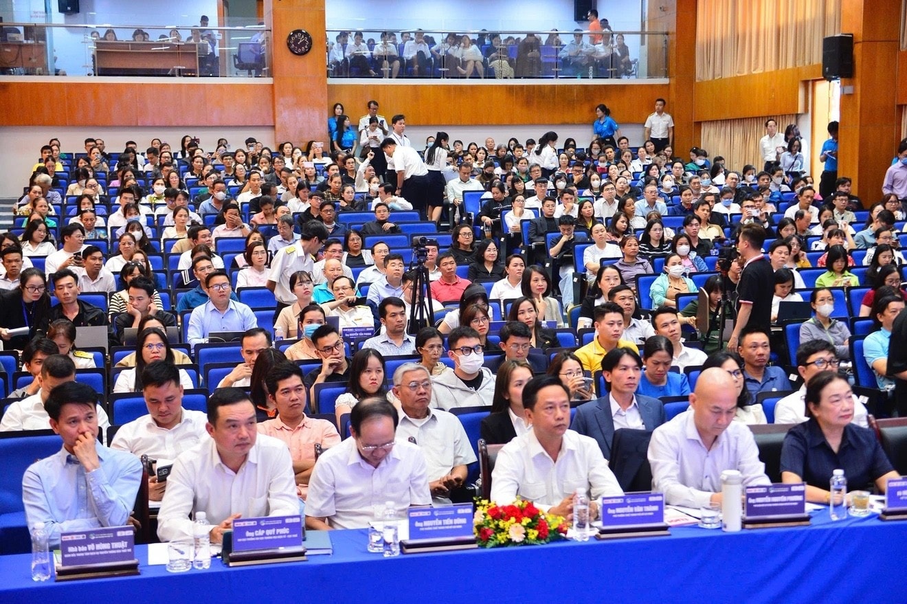 Gần 500 tiểu thương, hộ kinh doanh gặp gỡ chuyên gia, cơ quan quản lý tháo gỡ lo lắng về thuế. z7433795777846-7c76935d0fc641246830c88b8c4a16d7.jpg