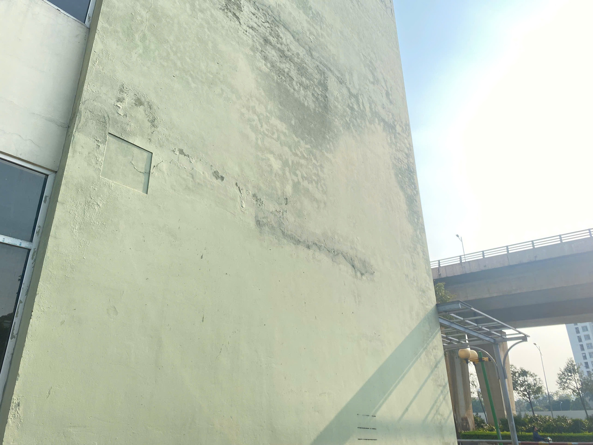 Tường nhà của khu tái định cư Thượng Thanh bị 