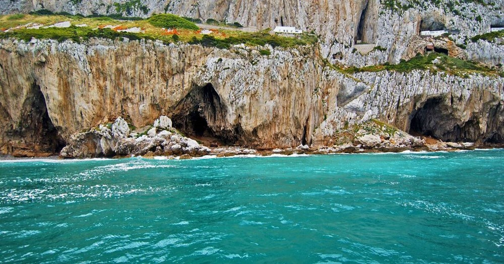 Phát hiện quan trọng làm thay đổi lịch sử trong hang đá bị niêm phong 40.000 năm - ảnh 1